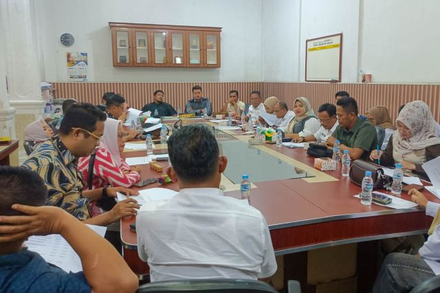 RAPAT PEMBAHASAN R-KUA DAN R-PPAS TAHUN ANGGARAN 2026 OLEH KOMISI BERSAMA DENGAN SEKRETARIAT DPRD KABUPATEN ASAHAN